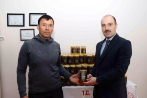 organik bal ureticisinden ihtiyac sahiplerine bagis LOplw32C.jpg